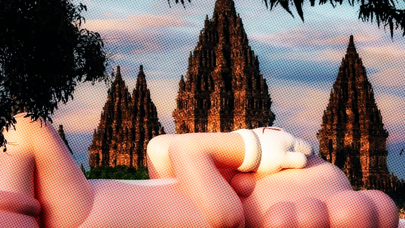 Image GUE KASIH PAHAM SEMUA TENTANG PATUNG BALON KAWS DI CANDI PRAMBANAN